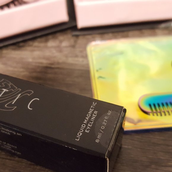 Glamnetic Magnetic Lashes - Luxe + Livin' & Lash Grab & Magnetic Eyeliner - Picture 3 of 4